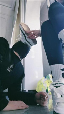 【奶糖】运动后超脏鞋臭白袜踩虐/气味控制辱 艾彩调教库 第12张