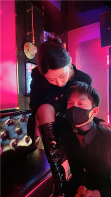 【潘妮女王】KTV-开发送酒服务生做狗 艾彩调教库 第4张