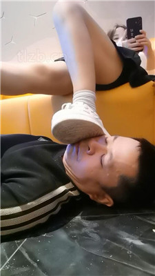 【文文文】KTV-素人小姐姐白袜白鞋踩脚垫-HD绳艺资源网