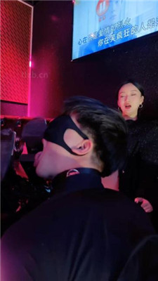 【潘妮女王】KTV-开发送酒服务生做狗 艾彩调教库 第17张