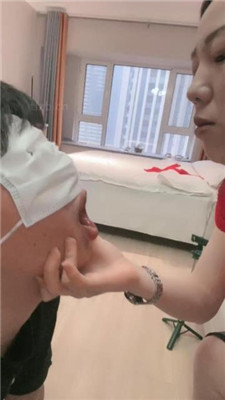 【三娘】挑战身体极限-口水/全踩/深喉插吐/跪舔呕吐物/磕头求饶 艾彩调教库 第16张