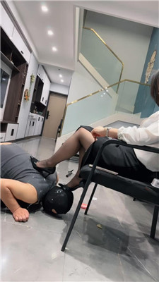 【辣姐】高跟黑丝踩虐/抽耳光/踩喂食/喝洗脚水 艾彩调教库 第15张