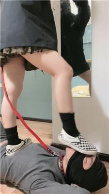 【黑泽兮】棋盘格黑棉袜踩虐绿帽 艾彩调教库 第10张