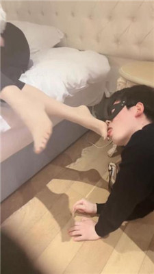 【妆主大大】绿帽老公伺候妻主就寝 艾彩调教库 第4张