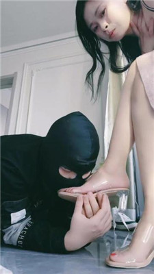 【奶糖】运动后超脏鞋臭白袜踩虐/气味控制辱 艾彩调教库 第21张