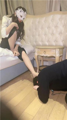 【妆主大大】绿帽老公伺候妻主就寝 艾彩调教库 第8张