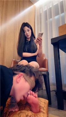 【不知名美女】车模S-裸足美腿诱惑舔-HD绳艺资源网