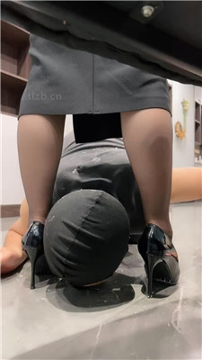 【辣姐】高跟黑丝踩虐/抽耳光/踩喂食/喝洗脚水 艾彩调教库 第14张