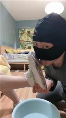 【黑泽兮】狗舌清理脏运动鞋白棉袜-HD绳艺资源网