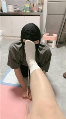 【欣欣子】新人S-短靴白袜/掐乳插嘴/恋足舔 艾彩调教库 第6张