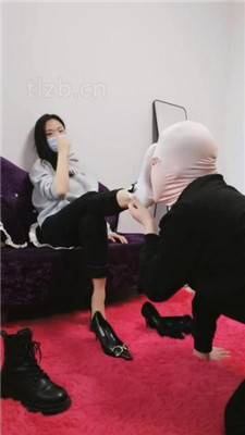 【凌儿女神】臭脚捂脸窒息/踩踏/骑马骑脖 艾彩调教库 第9张