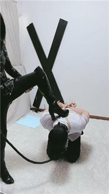 【冰女王】皮衣女王-五花大绑囚禁狗笼/袜子塞嘴-HD绳艺资源网