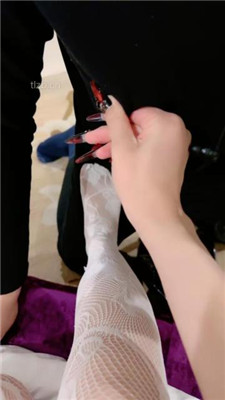 【玥樾】白丝诱惑调-戴狗牌/坐狗背/恋足跪舔 艾彩调教库 第5张