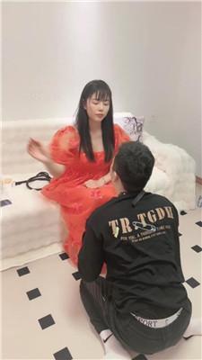 【猫咪大大】狗链拴住遛狗/骑马鞭打/清理脏鞋底/舔地板/圣水内裤 艾彩调教库 第19张