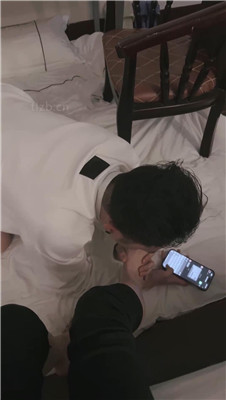 【娜娜米】桌底无意识踩下贱狗 艾彩调教库 第4张
