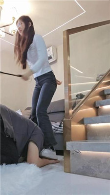 【嘉妮】运动后脏鞋臭袜踩虐-HD绳艺资源网