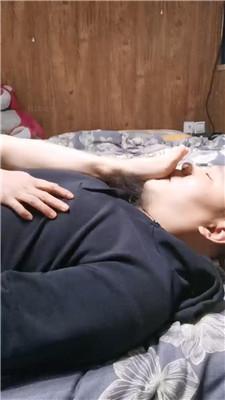 【女王菲主】闻舔臭脚+掐乳 艾彩调教库 第2张