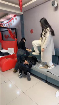 【精神小妹】校园暴力-素人4S学生-暴力踢踹【下】 艾彩调教库 第8张
