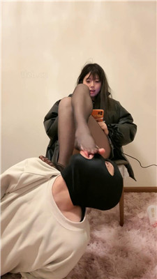 【妈咪酱】深夜黑丝美腿踩绿帽男友 艾彩调教库 第4张