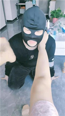 【奶糖】运动后超脏鞋臭白袜踩虐/气味控制辱 艾彩调教库 第25张