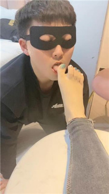 【魅儿】吮吸脚趾/运动鞋白袜虐/裸足深喉 艾彩调教库 第3张