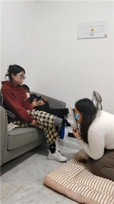 【樱樱】情侣主-让闺蜜下跪伺候-舔鞋底闻棉袜【二】-HD绳艺资源网