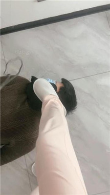 【子衿】揪耳朵/裸足踩伺候起床/叼黑袜/赏赐晨尿 艾彩调教库 第7张