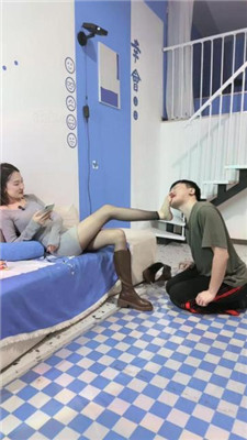 【Lel】脚插嘴/裸足踩狗脸/脚踩喂食 艾彩调教库 第7张
