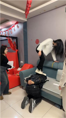 【精神小妹】校园暴力-素人4S学生-暴力踢踹【上】 艾彩调教库 第14张