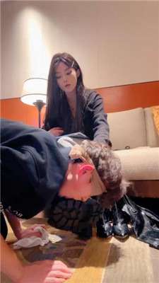 【不知名美女】模特S-上门只求刷鞋的贱奴 艾彩调教库 第2张