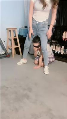 【梦幻大大】母畜-骑脖转胯/耳光/踩狗爪/喂口水/跪舔帆布鞋/塞嘴 艾彩调教库 第2张