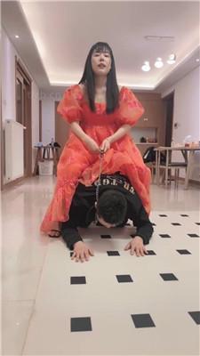 【猫咪大大】狗链拴住遛狗/骑马鞭打/清理脏鞋底/舔地板/圣水内裤 艾彩调教库 第4张