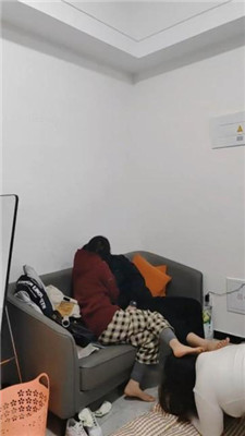 【樱樱】情侣主-让闺蜜下跪伺候-舔鞋底闻棉袜【二】 艾彩调教库 第7张