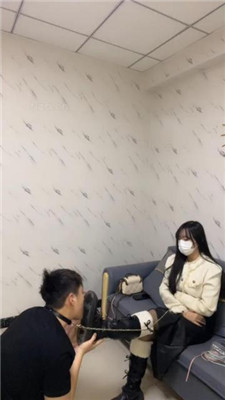 【草莓s】双S-清理长靴脏鞋底/骑马转胯/喝圣水混合物 艾彩调教库 第2张