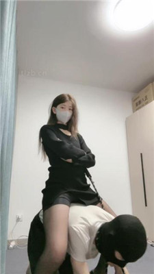 【樱子大人】狗链遛狗/转胯骑马/掐乳/鞭打/踩踏 艾彩调教库 第3张
