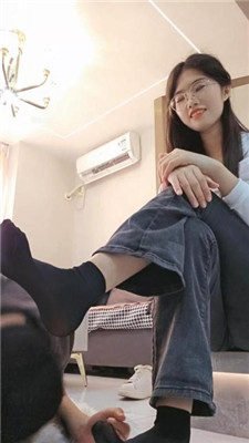 【嘉妮】运动后脏鞋臭袜踩虐 艾彩调教库 第15张