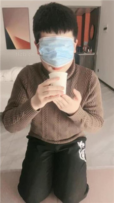 【子衿】揪耳朵/裸足踩伺候起床/叼黑袜/赏赐晨尿 艾彩调教库 第10张