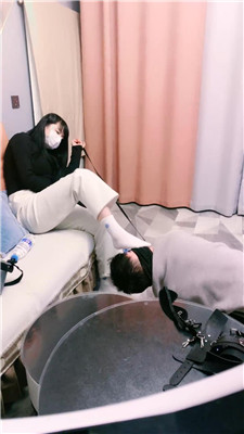 【大小姐S】牵狗链/跪舔脏鞋白袜/强制闻鞋 艾彩调教库 第7张