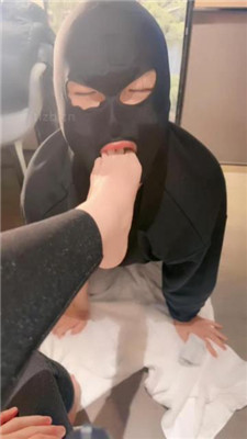 【沐阳大小姐】重度鞭打/腿绞窒息/胯下辱/闻舔超臭白袜/狗嘴夹脚趾 艾彩调教库 第24张