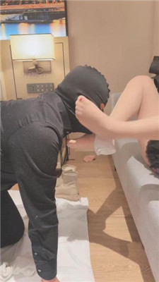 【赵奈奈】品尝裸足/踩脖窒息/吃白袜/清理白靴底 艾彩调教库 第5张