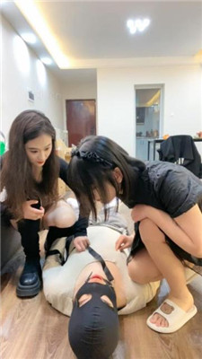 【七七S】姐妹花S-长靴/小白鞋白棉袜/散鞭鞭打/转胯【双视角版】 艾彩调教库 第19张