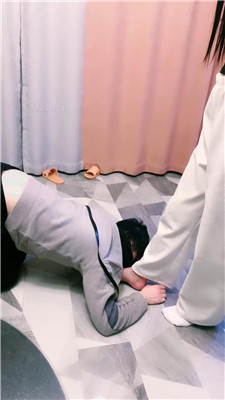 【大小姐S】牵狗链/跪舔脏鞋白袜/强制闻鞋 艾彩调教库 第11张