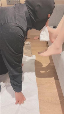 【赵奈奈】品尝裸足/踩脖窒息/吃白袜/清理白靴底 艾彩调教库 第4张