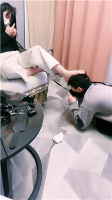 【大小姐S】牵狗链/跪舔脏鞋白袜/强制闻鞋 艾彩调教库 第20张