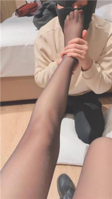 【赵奈奈】长靴黑丝训练狗舌/踩脖插嘴/人体座椅 艾彩调教库 第8张