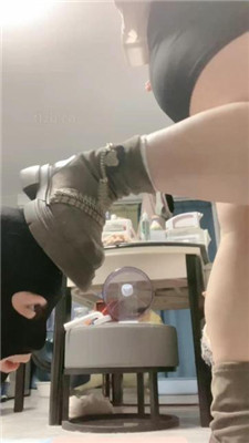 【欣欣子】新人S-短靴白袜/掐乳插嘴/恋足舔 艾彩调教库 第4张
