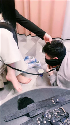 【大小姐S】牵狗链/跪舔脏鞋白袜/强制闻鞋 艾彩调教库 第14张
