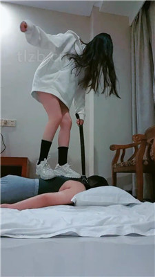 【梓晨】脏运动鞋踩虐/闻鞋子/骑马 艾彩调教库 第10张