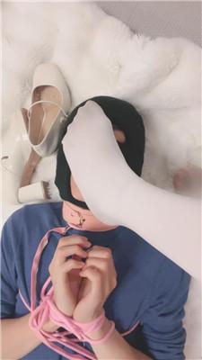 【心动茜茜】艺校女神-长筒白袜虐-捆绑/插嘴/鞭打踩踏胯下辱 艾彩调教库 第10张
