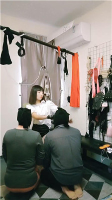 【梦琪】双奴下跪-狂抽耳光/鞭打sp 艾彩调教库 第7张